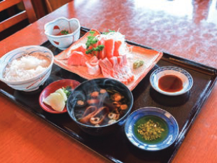 阿武隈川メイプルサーモンの刺身料理の写真